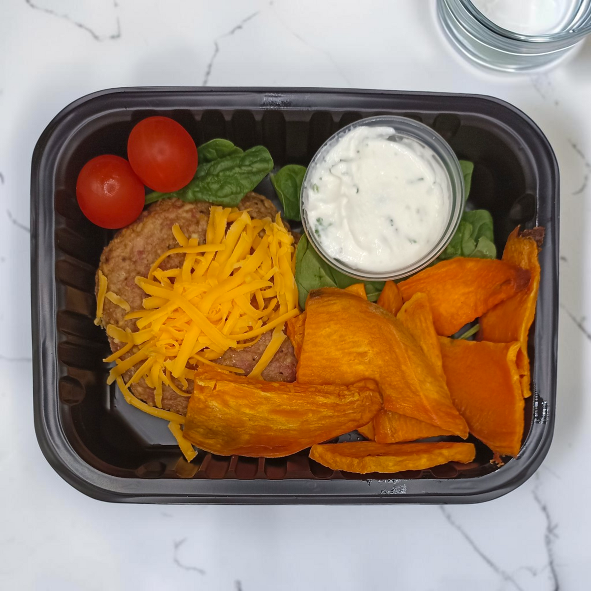 Carne de Res con Cheddar y Espinaca, con Gajos de Camote al Horno
