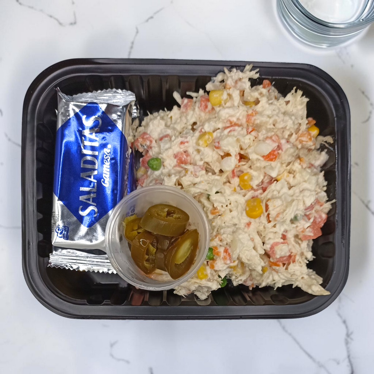 Ensalada de pollo cremoso con vegetales
