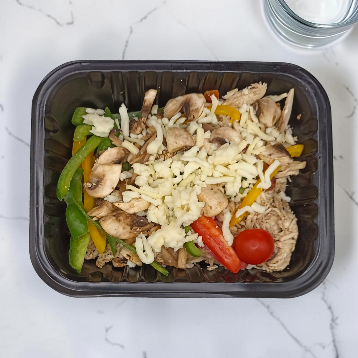 Pollo con pimientos, champiñones y queso