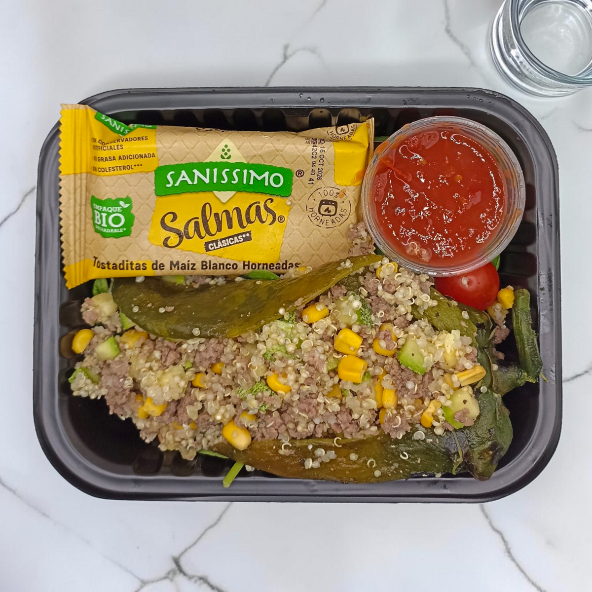 Chile relleno de carne molida, calabacitas y quinoa