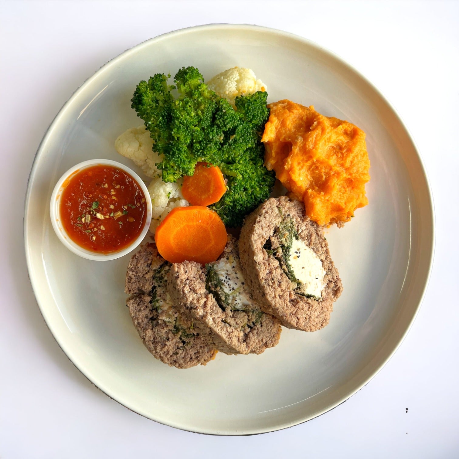 Rollo de carne con puré de camote