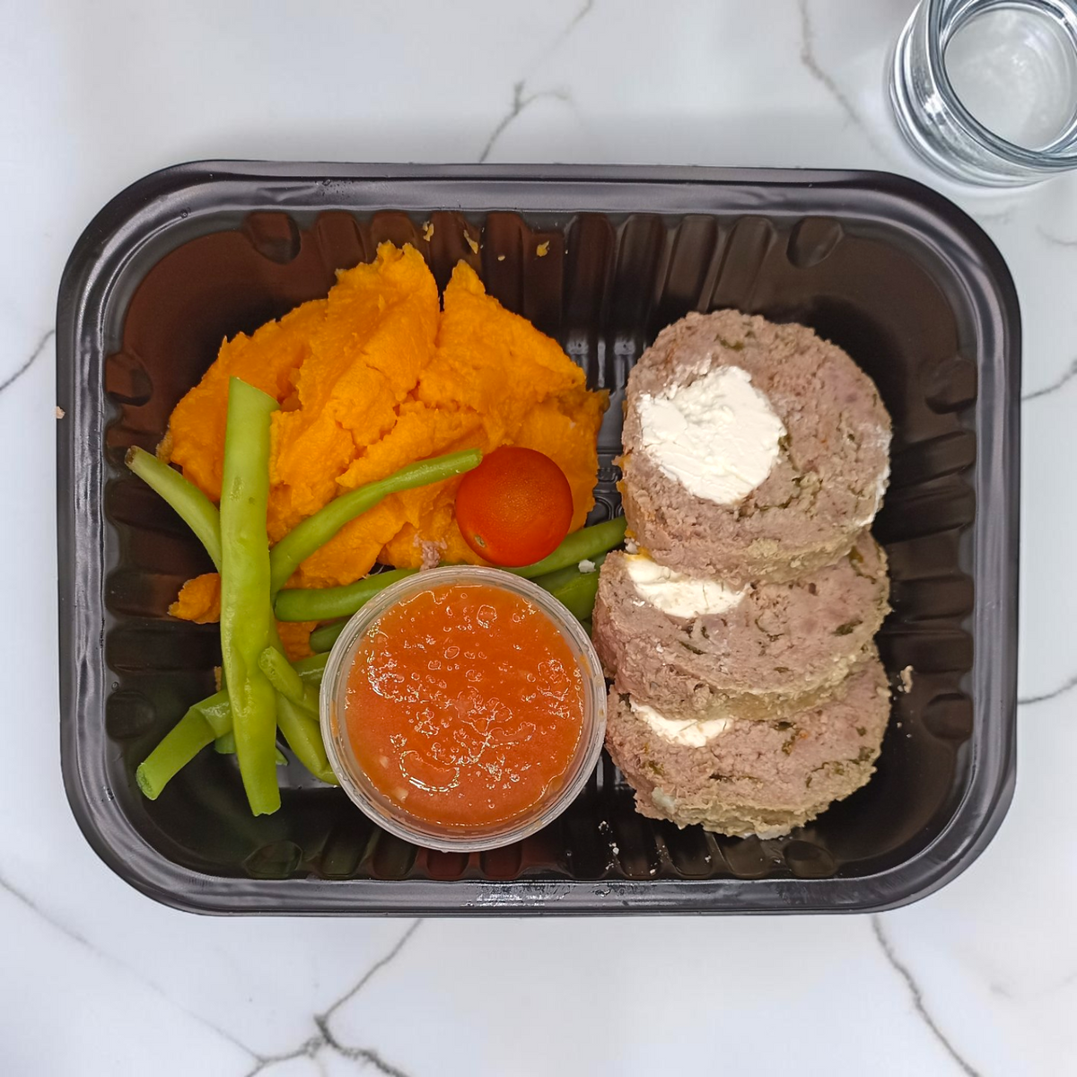 Rollo de carne con puré de camote