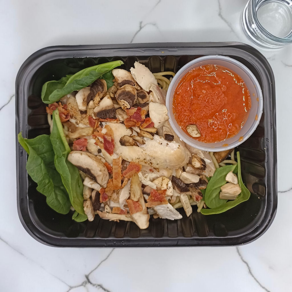 Espagueti con pollo y champiñones