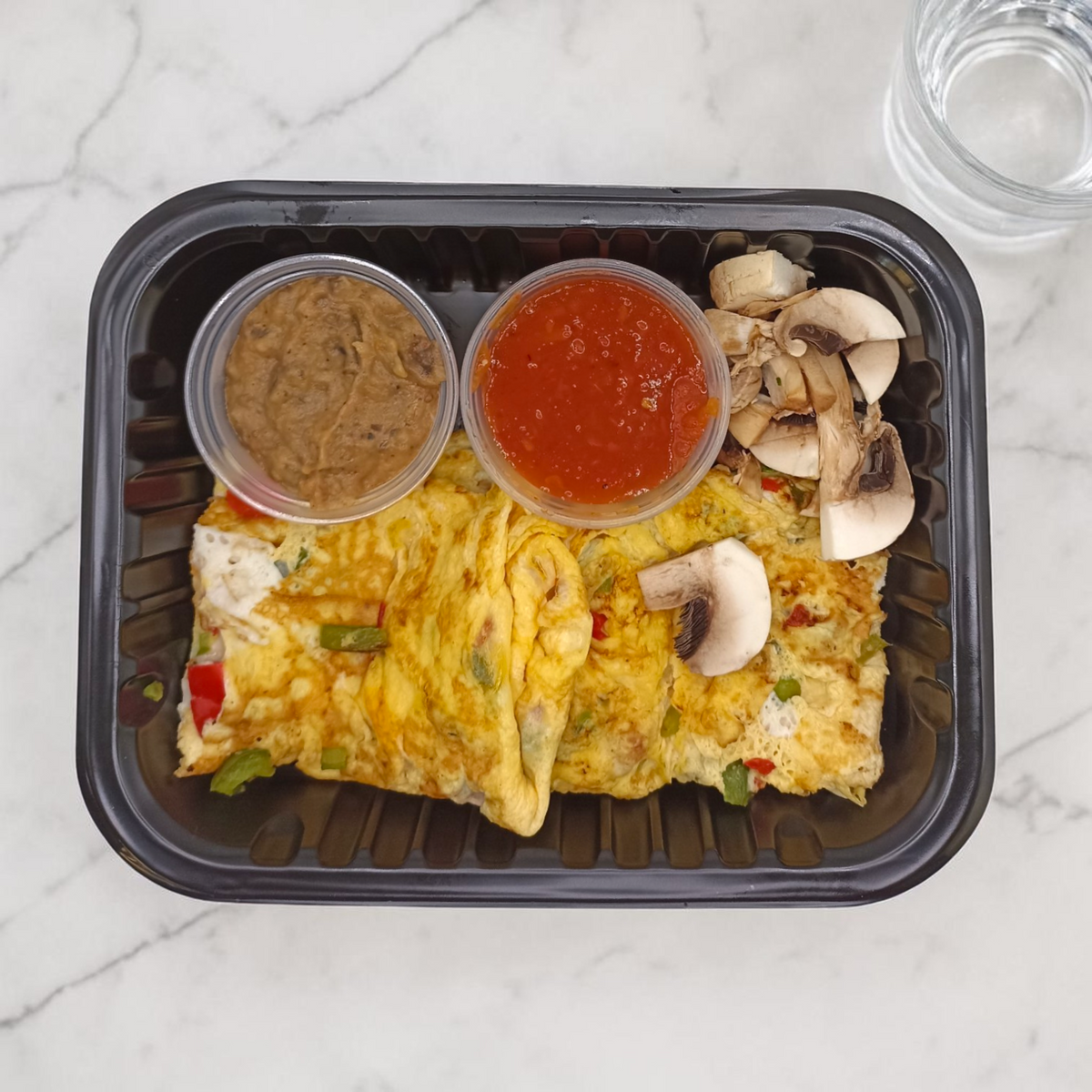Omelette Enrollado de Verduras con Champiñones y Salsa Chipotle