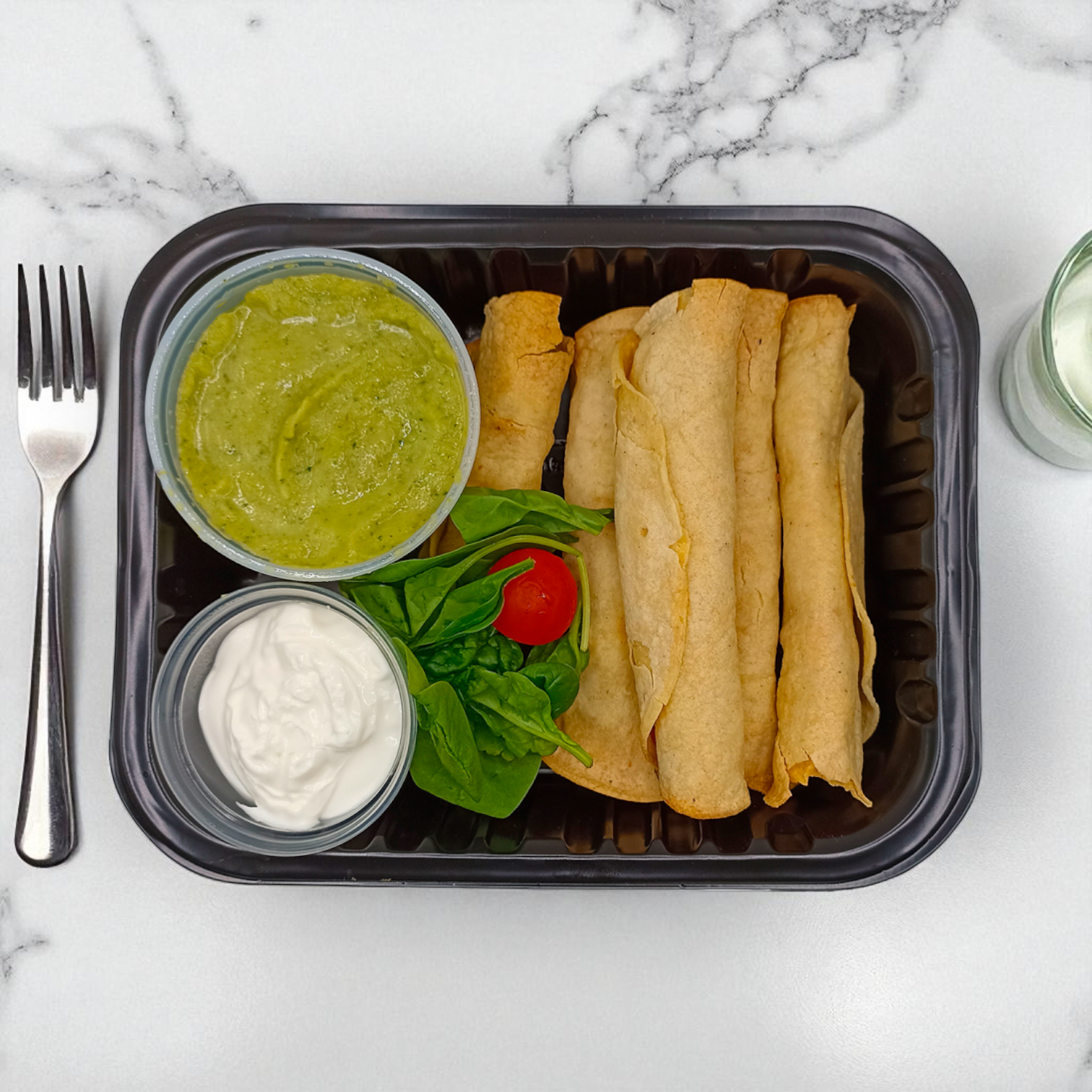 Flautas de Pollo y Crema de Aguacate