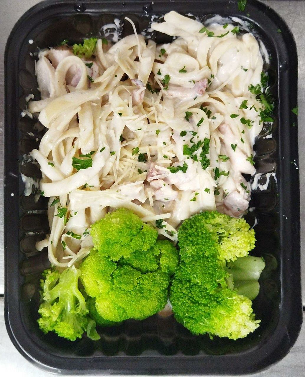 Fetuccini Alfredo con Pollo