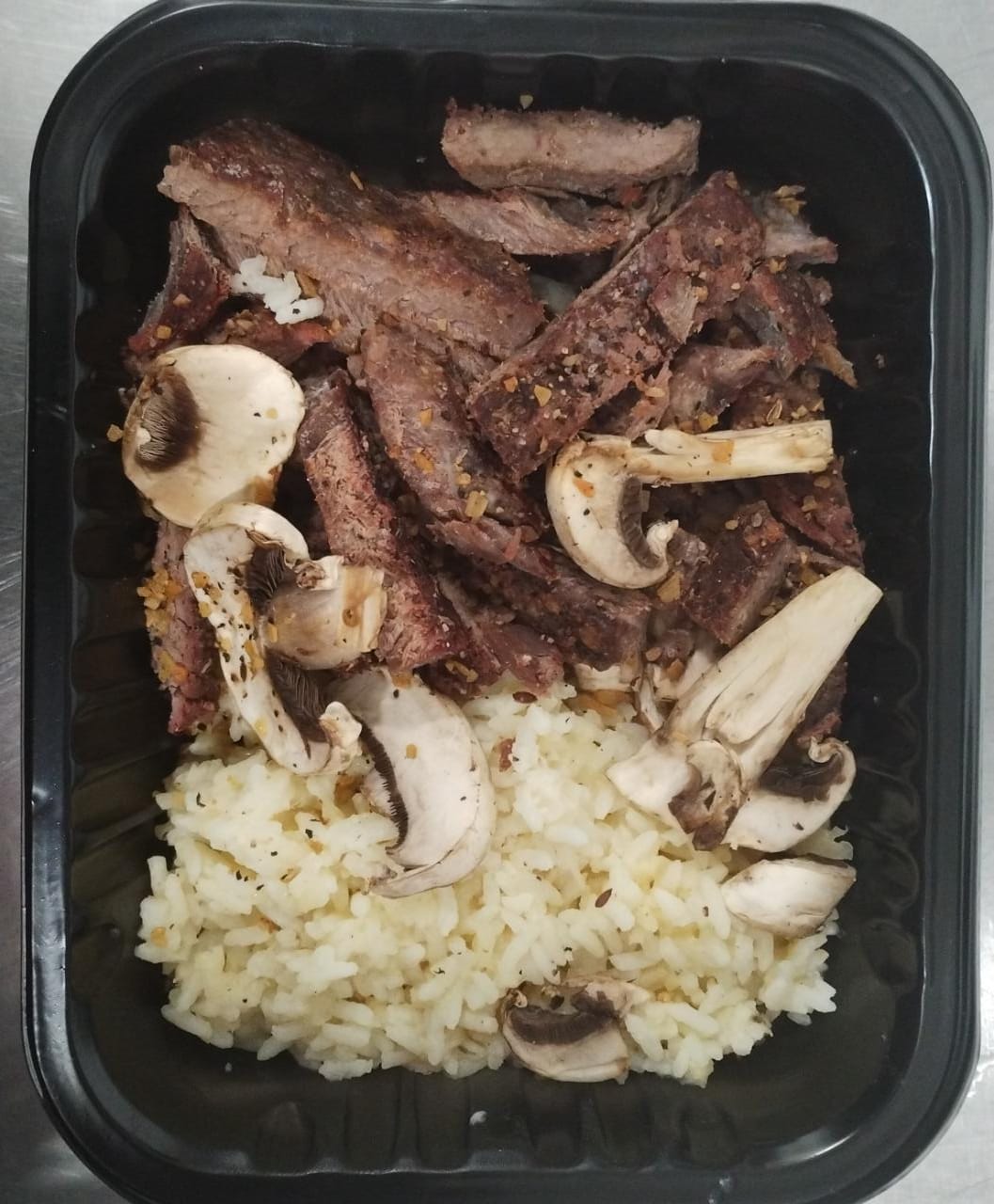 Risotto con fajitas de res y champiñón