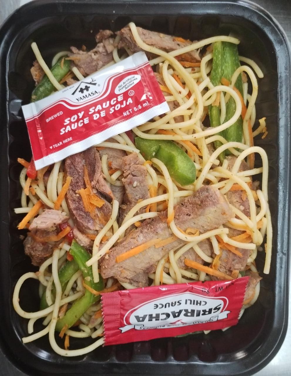 Chow mein noodles con carne de res