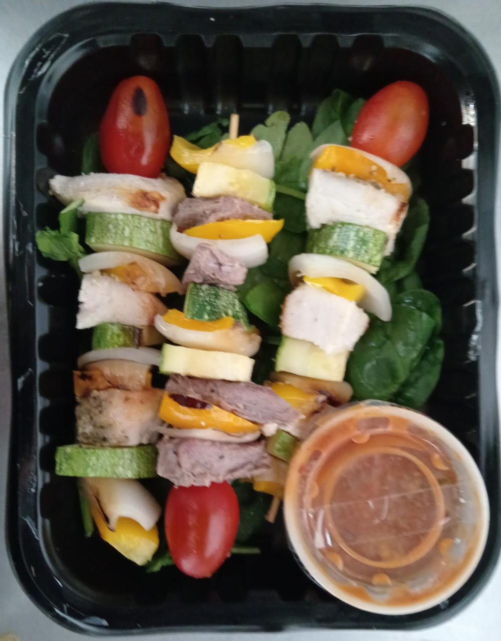 Brochetas de Pollo, Res y Vegetales